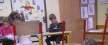Stav�me z kostek