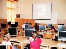 učebna informatiky s prezentací o škole